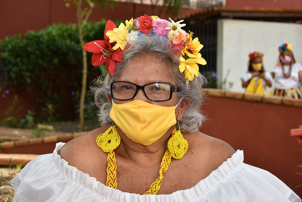 A aposentada Ana Lúcia integra o grupo cultural da Casa do Idoso